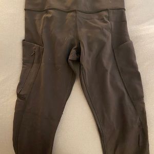 Gently used pair of 3/4 crop Athleta leggings